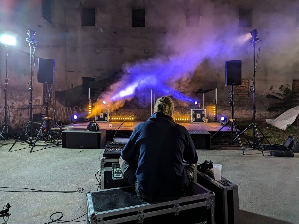 Chystání festivalu Roast