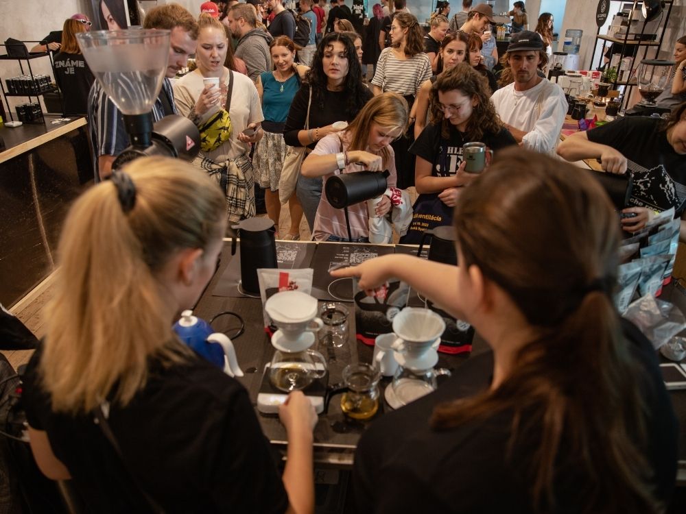 Hlavní lounge se stánky pražíren na festivalu Roast